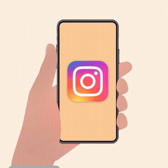 Social media and celebrity scandal